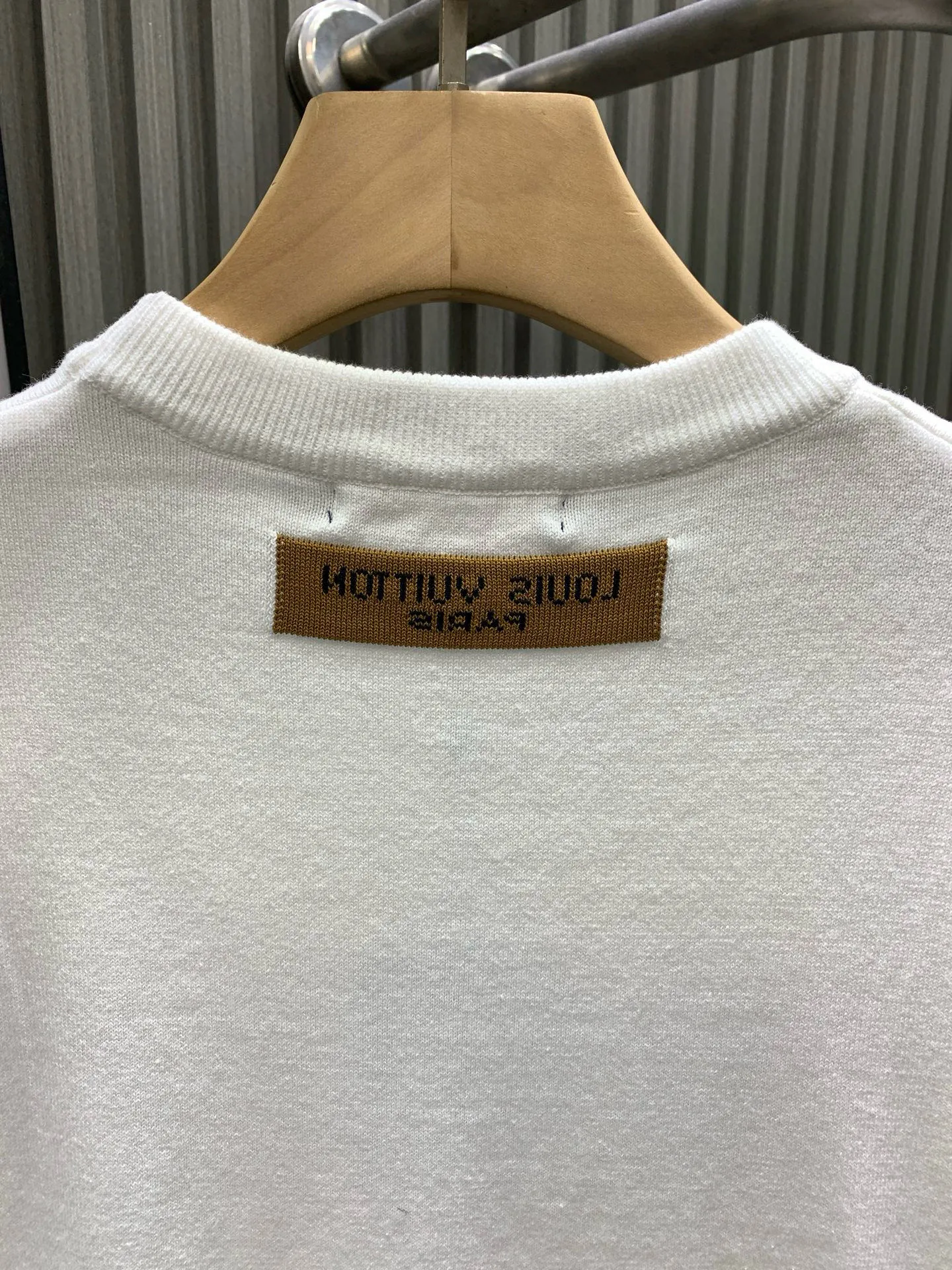 🅿️290 🀄️ Louis Vuitton Louis Vuitton 1v twill letter short-sleeved crew neck shirt. This T-shirt uses 14s intarsia technology. The logo is woven in contrasting colors. The flipped armholes are specially stitched to inject new ideas. The mulberry silk intarsia label on the back presents a mirror effect. If the jacquard is presented using a reverse-to-positive process, the visual craftsmanship of the sweater will be stronger. The contrast between the tissues will make the concave and convex texture more obvious. Clever use of yarn characteristics to reflect the details
